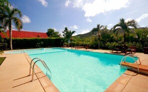 Kolam renang outdoor