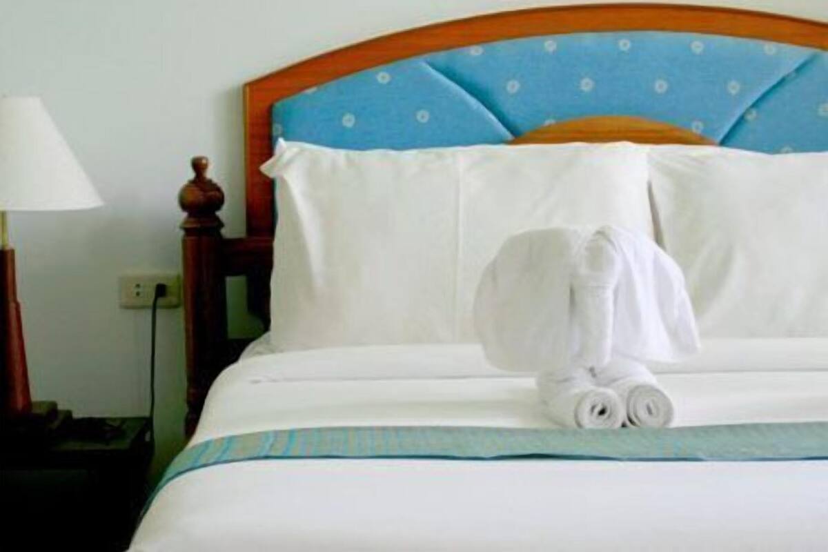 Brankas, meja kerja, dan tempat tidur bayi gratis