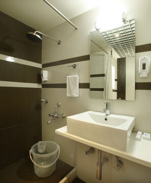 Habitación ejecutiva | Baño | Ducha, artículos de higiene personal gratuitos y secador de pelo