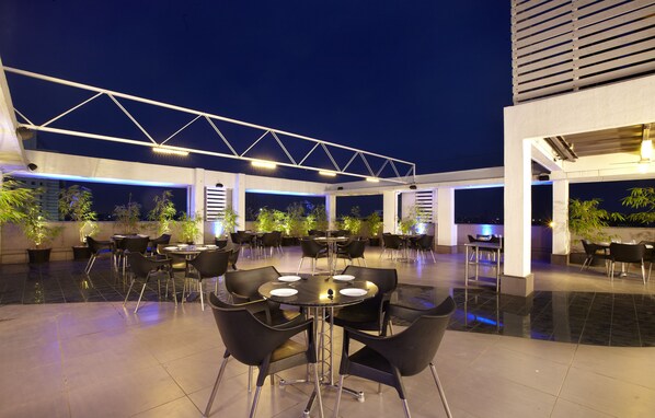 2 restaurants, breakfast, lunch, dinner served; Indian cuisine - Bizz Tamanna Hotel Hinjawadi, Pune (Paud)