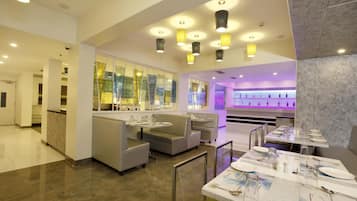 2 restaurantes, se sirven desayunos, comidas, cenas y cocina india