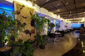 2 restaurants, breakfast, lunch, dinner served; Indian cuisine - Bizz Tamanna Hotel Hinjawadi, Pune (Paud)