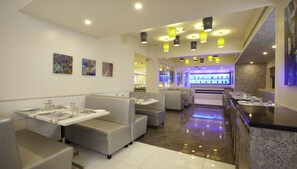 2 restaurantes, se sirven desayunos, comidas, cenas y cocina india