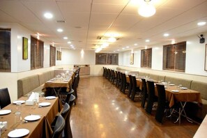 2 間餐廳；印度菜