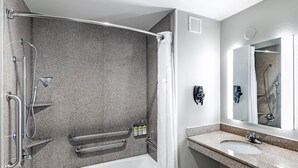 Ein modernes Badezimmer mit Badewanne, Dusche und Waschtisch.