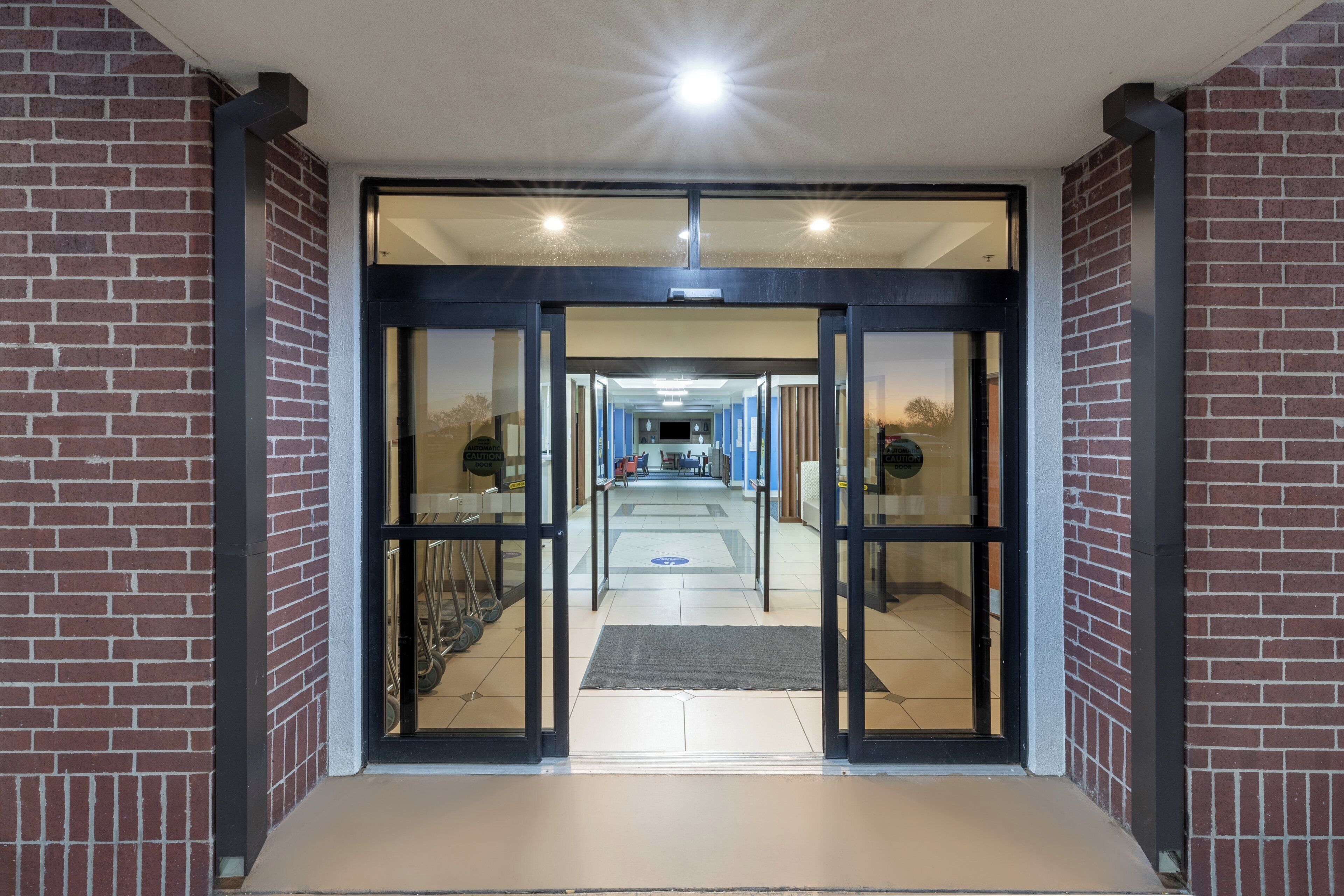A hotel entrance with a glass door and a clear view into the interior.