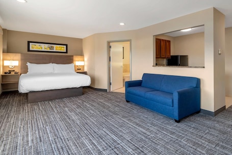 Colchones con pillow-top, escritorio y cortinas blackout . The Inn at Leonardtown, an Ascend Collection Hotel