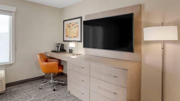 Camas con pillow-top, escritorio y cortinas blackout