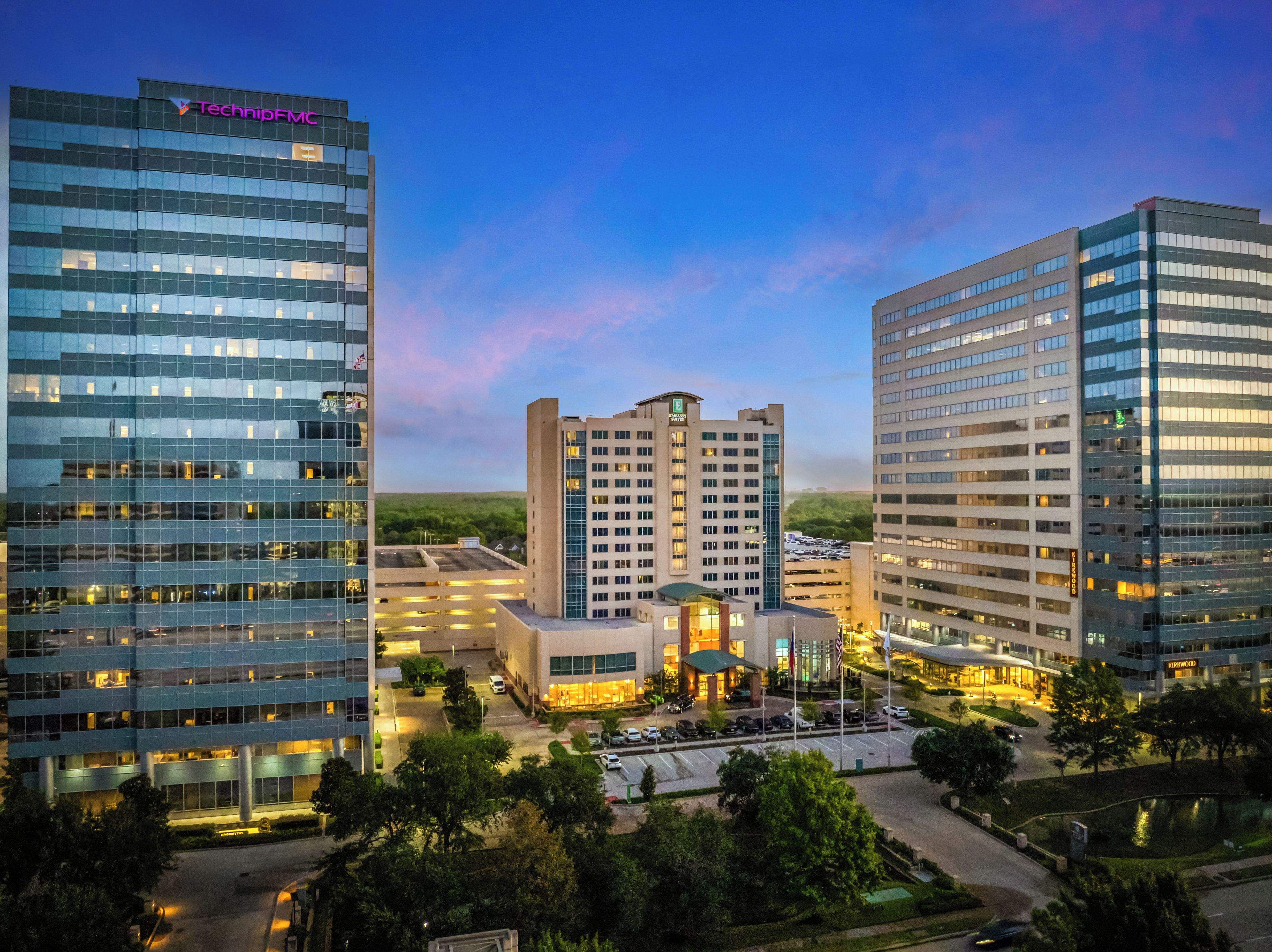 Um edifício alto com uma placa visível que diz 'TechnipFMC'.