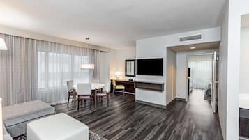 Suite Deluks, 1 Tempat Tidur King, Bebas Asap Rokok, sudut | 1 kamar tidur, seprai antialergi, bantalan ekstra lembut, dan brankas