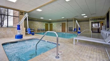 Indendørs pool, åben fra kl. 06.00 til kl. 23.00, liggestole