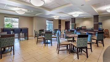 Petit déjeuner buffet compris