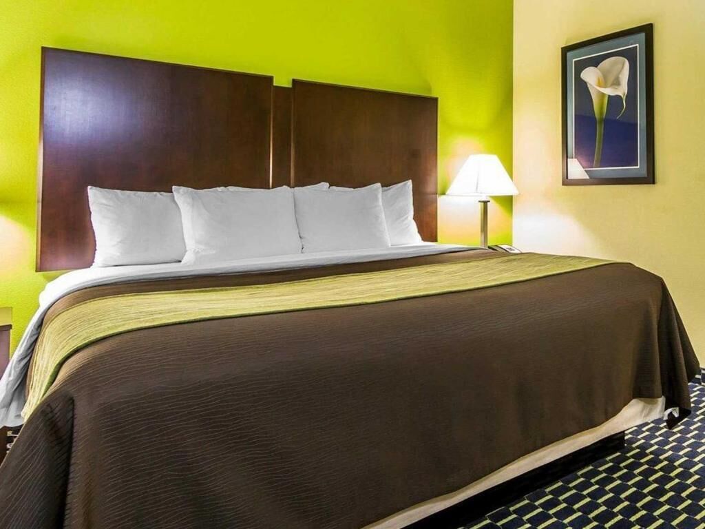 Desk, laptop workspace, iron/ironing board, free WiFi