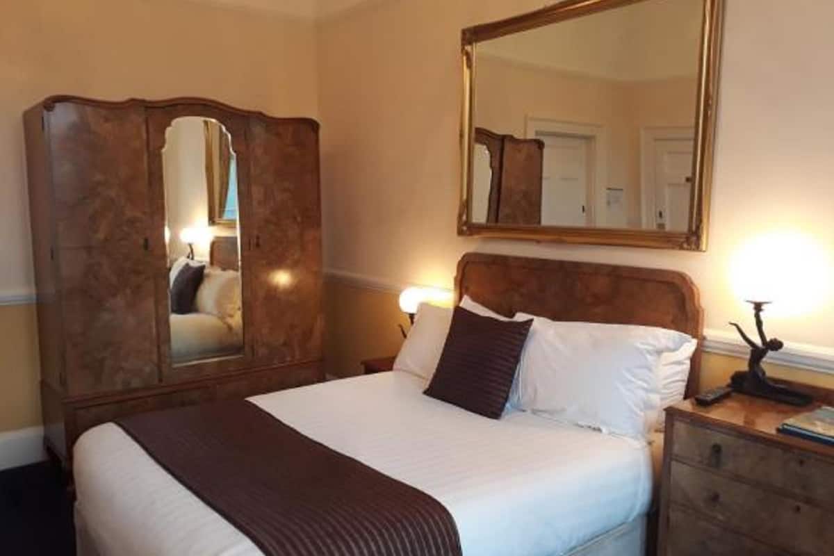 Feature Double or Twin Room | Desk, iron/ironing board, bed sheets, wheelchair access