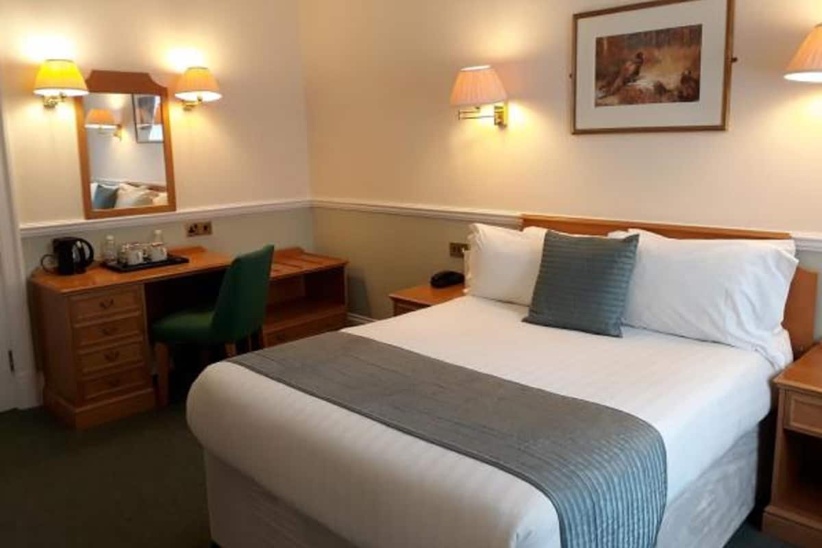 Double Room East Wing | Desk, iron/ironing board, bed sheets, wheelchair access