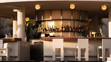 2 restaurants servant le déjeuner et le dîner