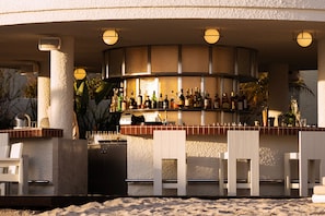 2 restaurants; lunch and dinner served 
