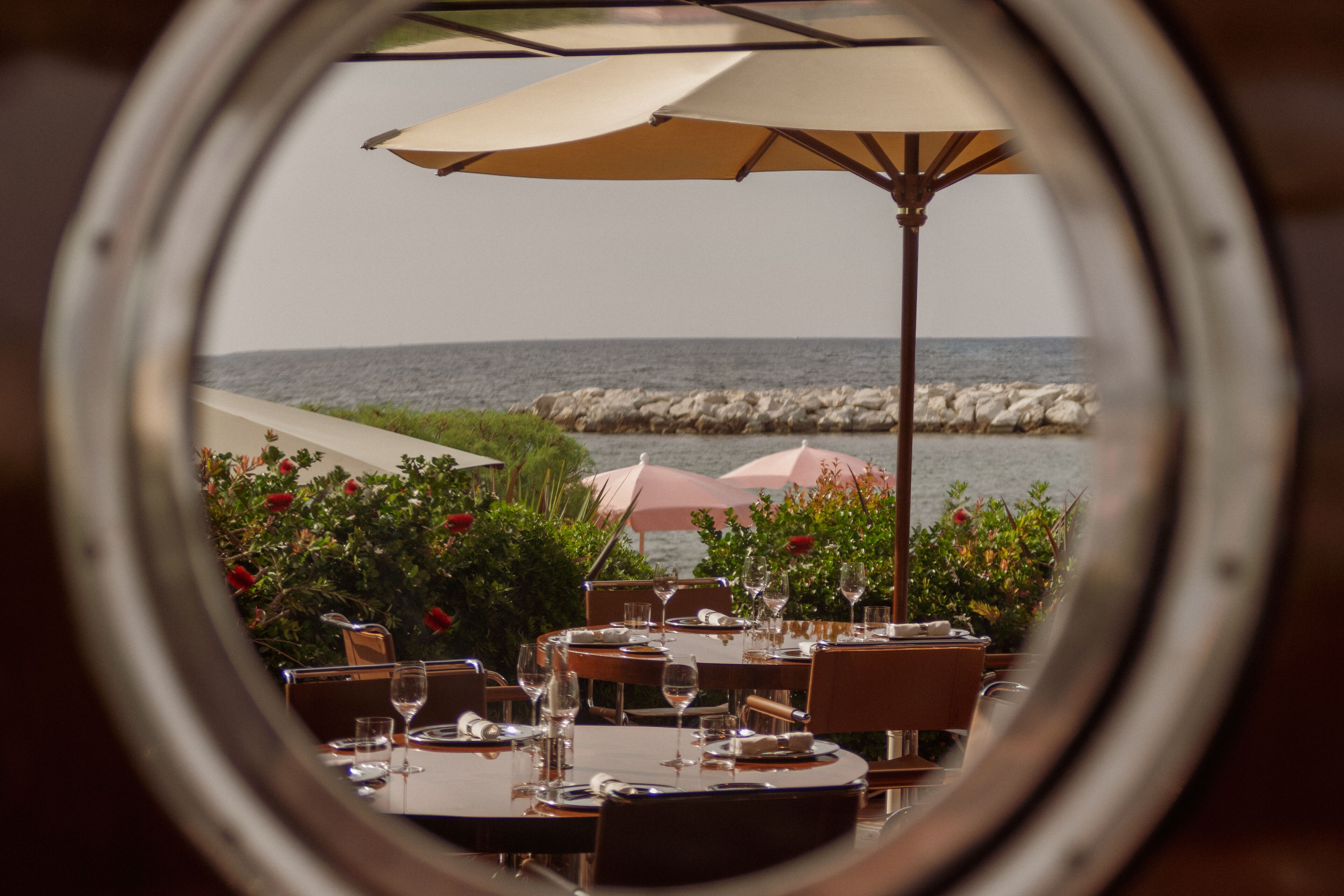 2 restaurants servant le déjeuner et le dîner