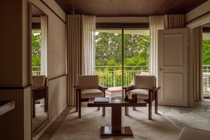Basic Suite | Living area
