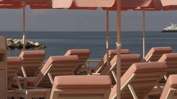 Plage privée, chaises longues, parasols, serviettes de plage