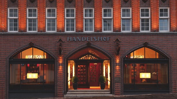 A brick building with a sign reading "HANDELSHOF." - H+ Hotel Lübeck (Lübeck)
