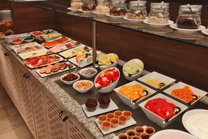 Desayuno buffet diario (EUR 21.00 por persona)