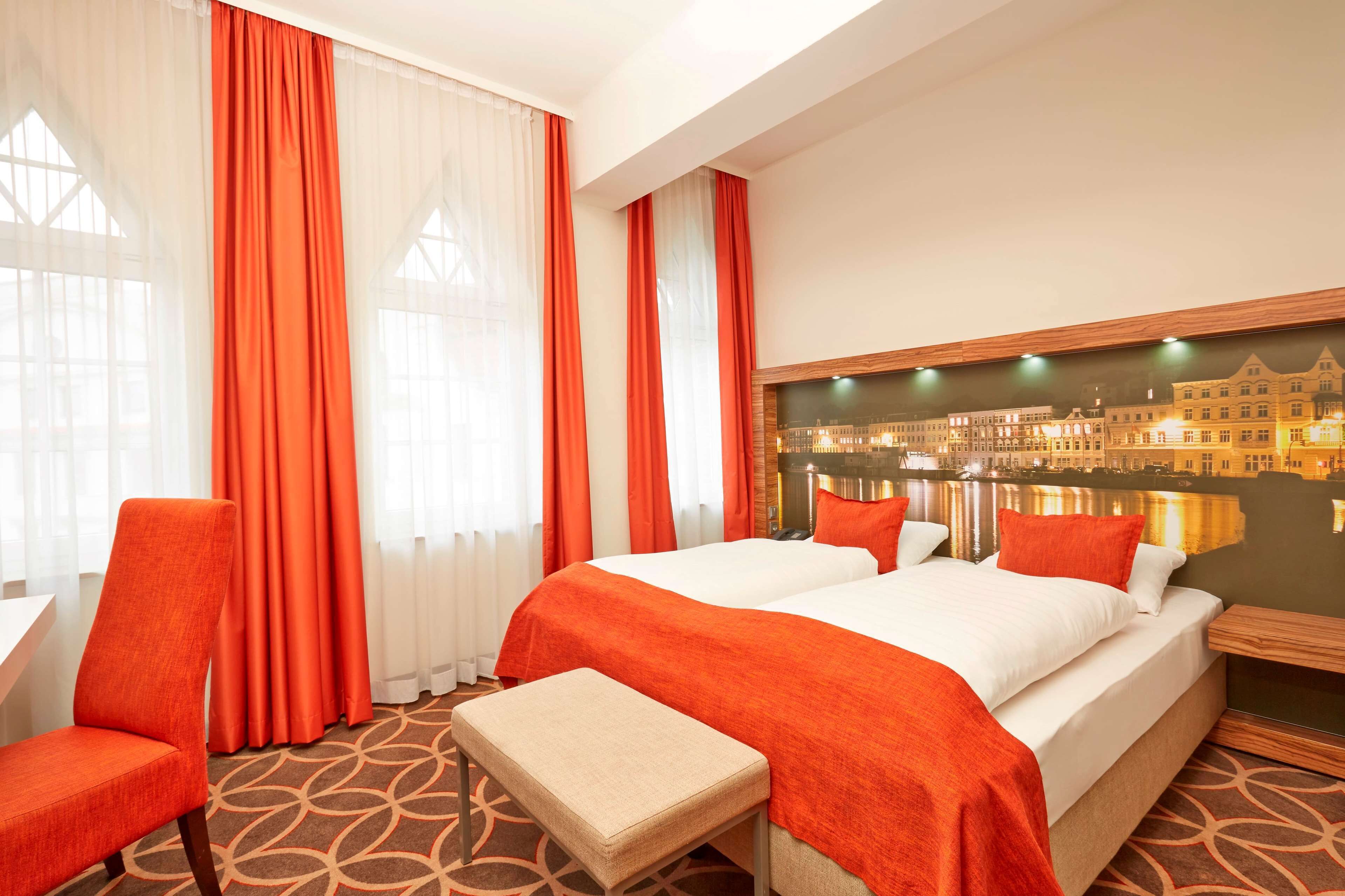 Tallelokero huoneessa, työpöytä, äänieristys, silitysrauta/-lauta