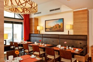 供應午餐及晚餐；本地及多國菜