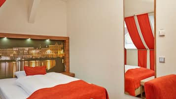 Une chambre d’hôtel avec un lit, un miroir et une vue sur le paysage urbain.