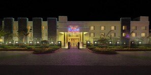 Fassade der Unterkunft – Abend/Nacht