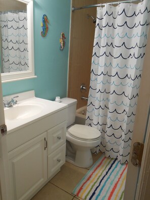 Combined shower/tub, hair dryer, towels