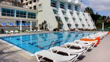 2 piscine all'aperto