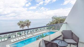 Deluxe Double Room, Balcony, Lake View | Minibar, in-room safe, desk, soundproofing
