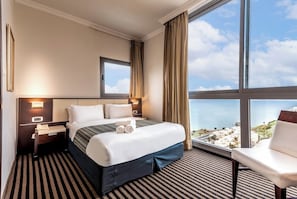 Standard Room, Partial Lake View | Minibar, in-room safe, desk, soundproofing