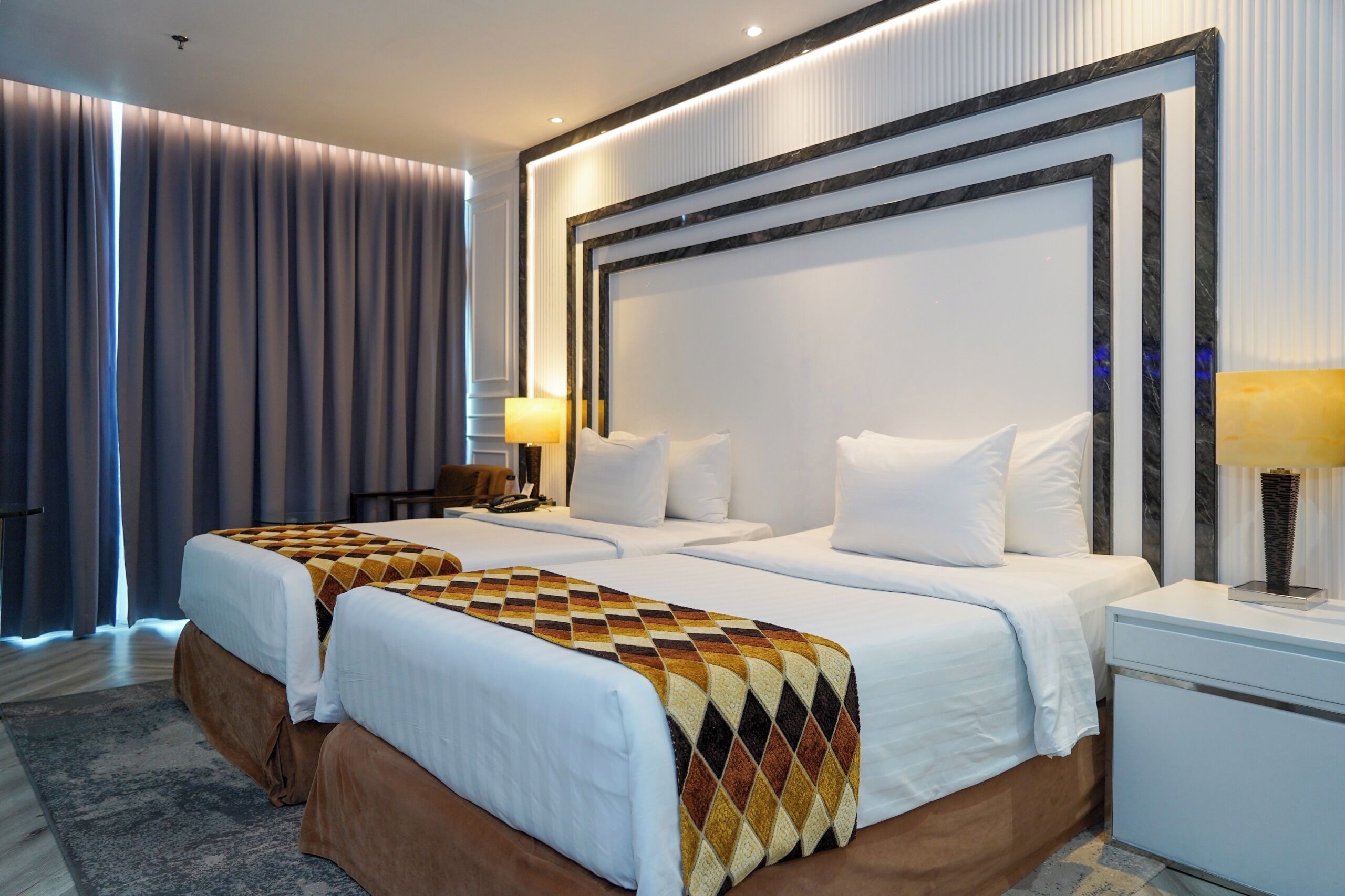 Caja de seguridad en la habitación y escritorio 