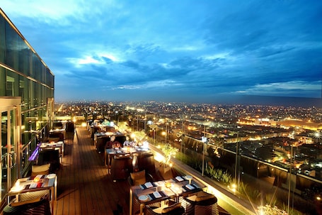 2 restaurants; breakfast, lunch and dinner served . Cambridge Hotel Medan