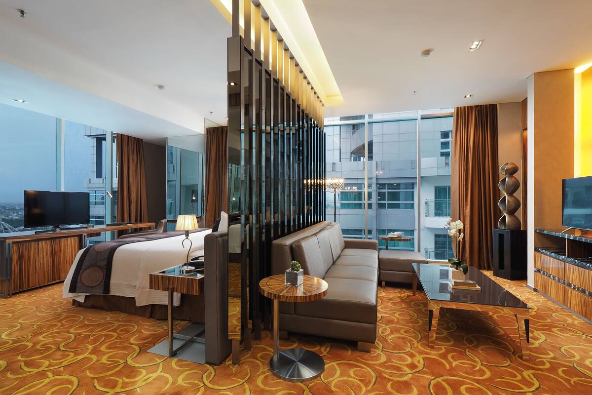 Suite | In-room safe, desk, laptop workspace, soundproofing