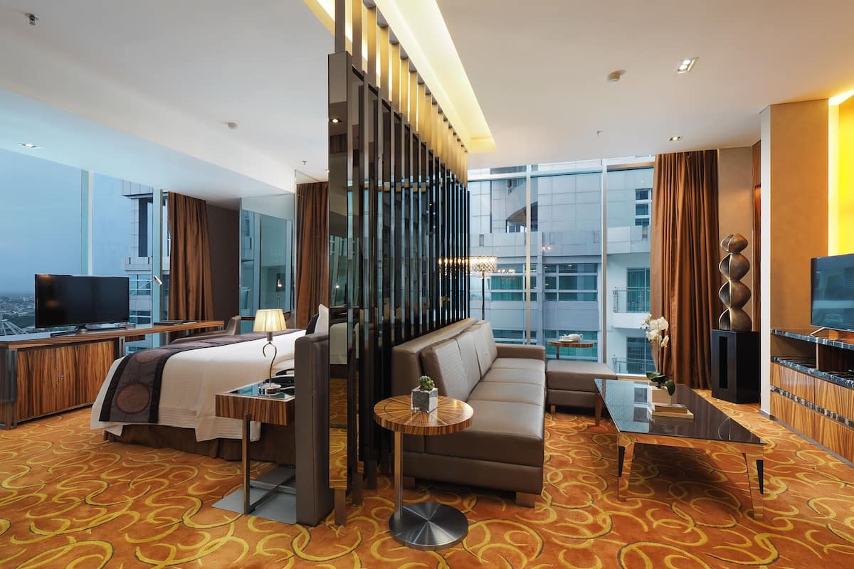Suite | 1 bedroom, in-room safe, desk, laptop workspace