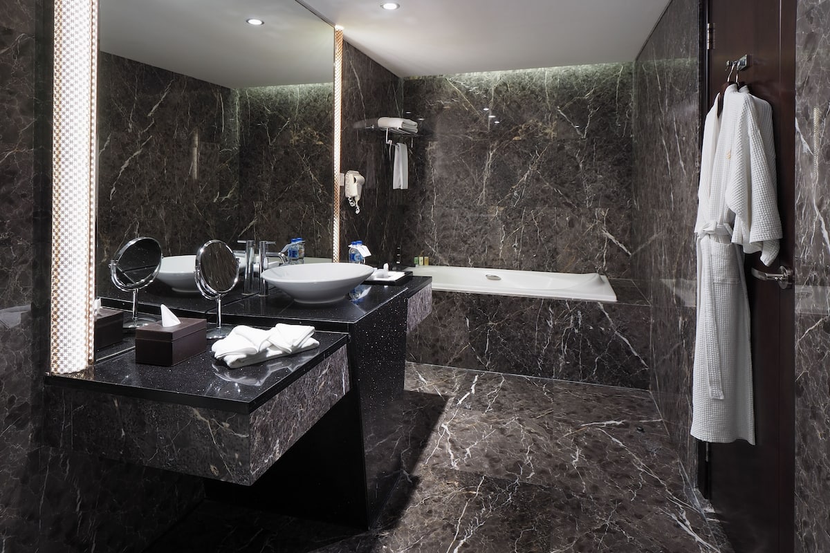 junior suite smoking | deep-soaking bathtub