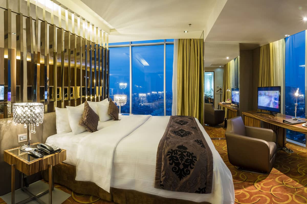 suite | 1 bedroom, in-room safe, desk, laptop workspace