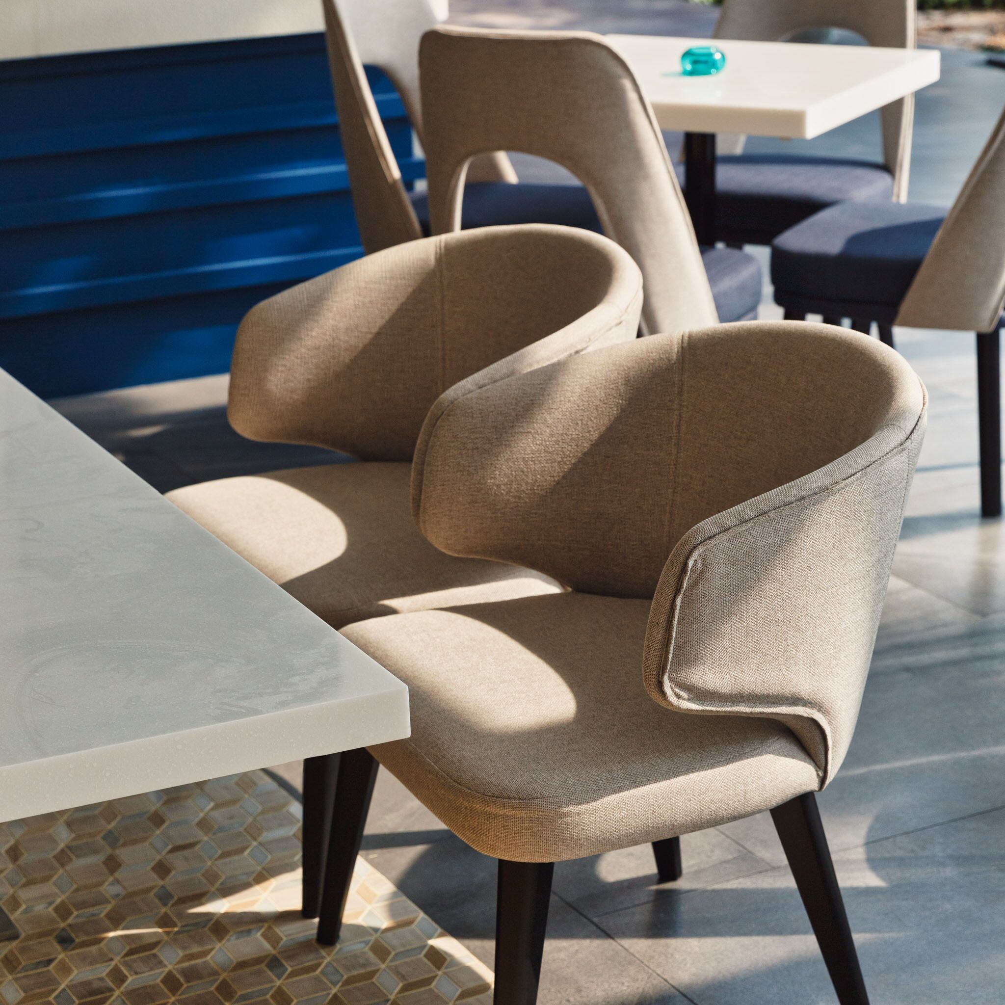 Un espacio al aire libre moderno con una mesa y sillas.
