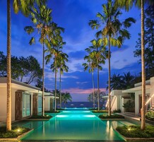 Una piscina al aire libre, sillones reclinables de piscina
