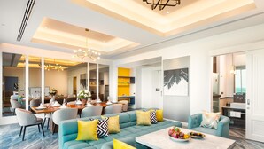 Una sala de estar moderna con un sofá seccional, comedor y cocina.