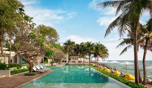 Outdoor pool, pool loungers - Relo' The Urban Escape (Cha-am)