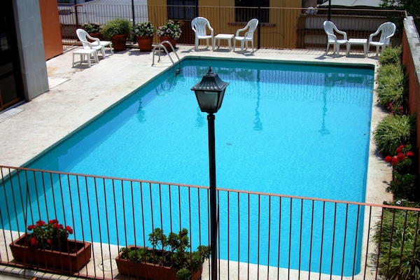 Una piscina al aire libre