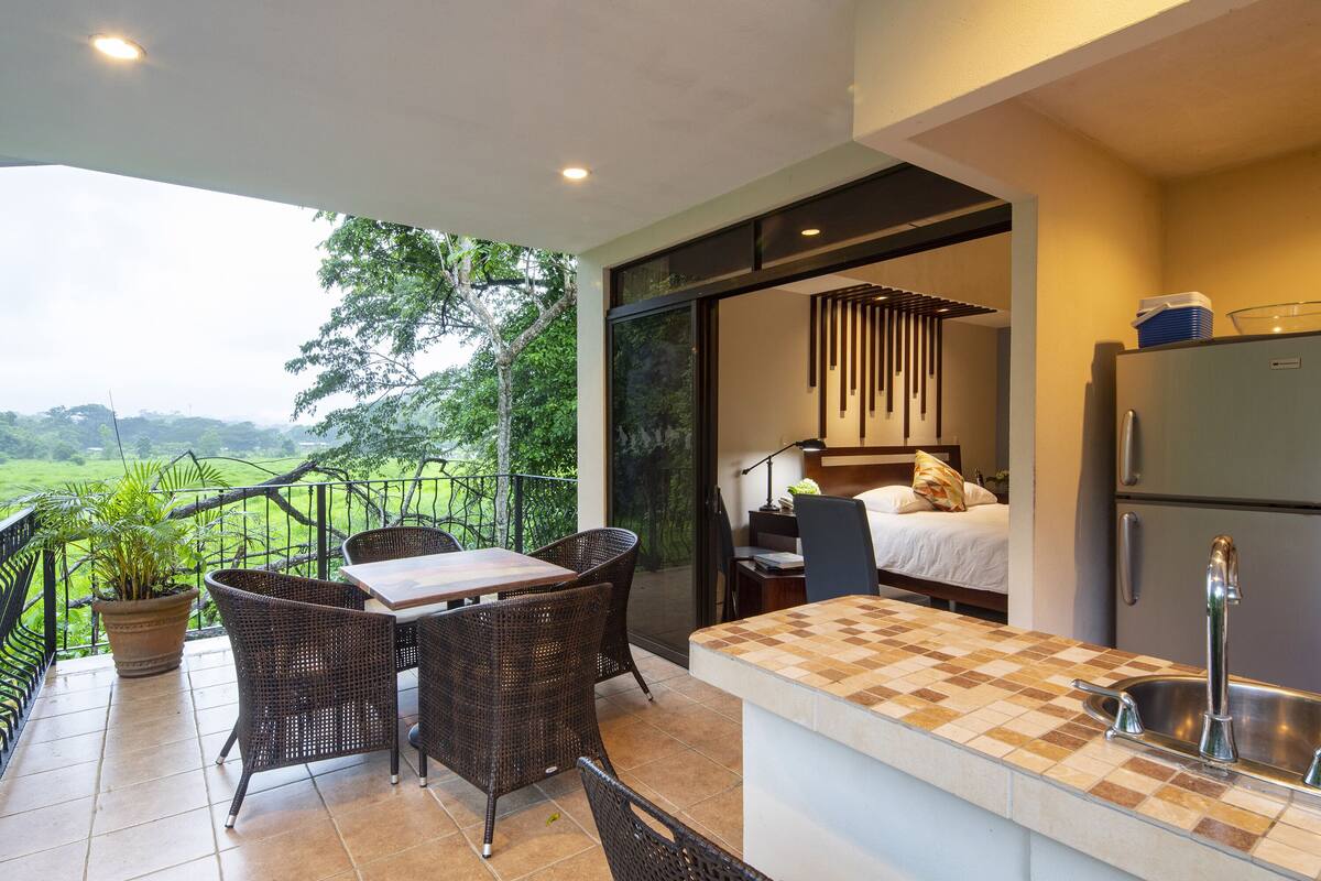 di suite - kitchen & 1 king bed | balcony