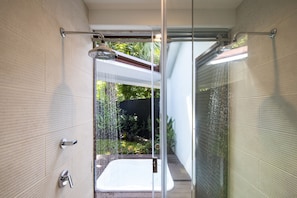 KAL SUITE - Private Jacuzzi & 1 King Bed | Bathroom shower