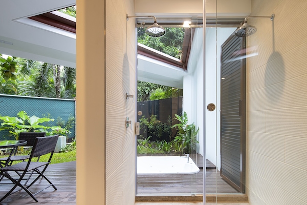 KAL SUITE - Private Jacuzzi & 1 King Bed | Bathroom shower
