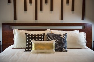 DI SUITE - Kitchen & 1 King Bed | Premium bedding, memory foam beds, free minibar items, in-room safe