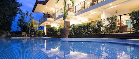 2 piscinas al aire libre, camas de piscina gratis, sombrillas